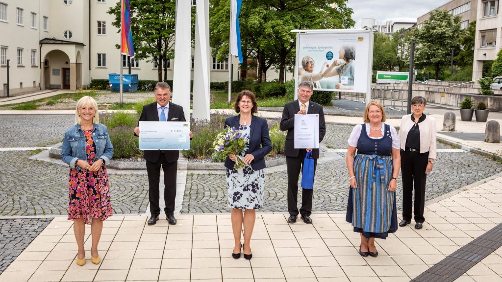 Gruppenfoto nach der Auszeichnung mit dem Sonderpreis "Unser Soziales Bayern"