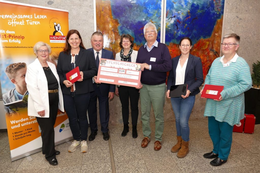 Spendenübergabe durch den Rotary Club Kulmbach an das Projekt "MENTOR - die Leselernhelfer - Leseregion Kulmbach"